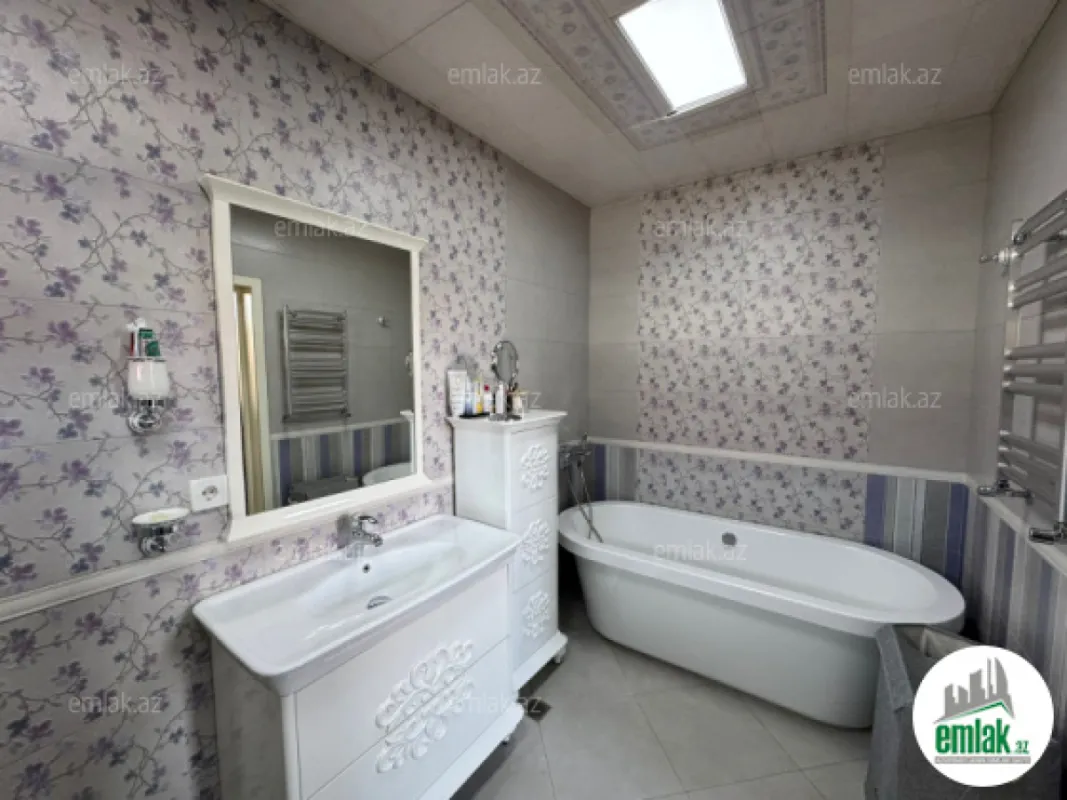 Satılır 5 otaqlı həyət evi 450 m²