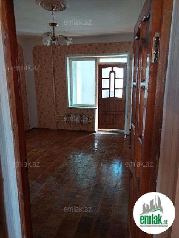 Satılır 4 otaqlı köhnə tikili 100 m²