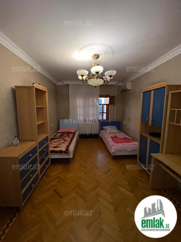 Satılır 4 otaqlı köhnə tikili 100 m²