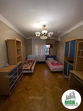 Satılır 4 otaqlı köhnə tikili 100 m²