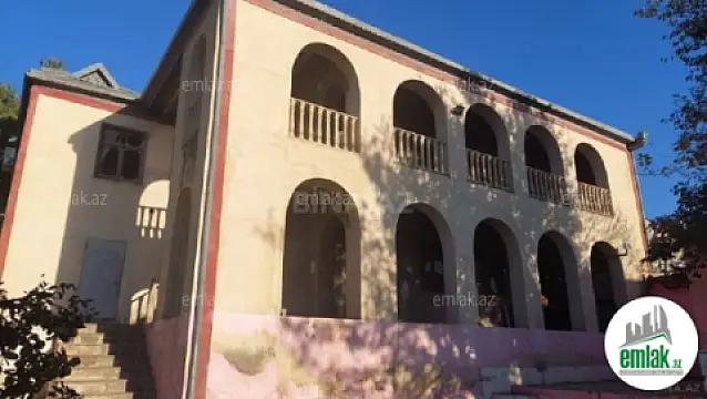 Satılır 8 otaqlı həyət evi 400 m²