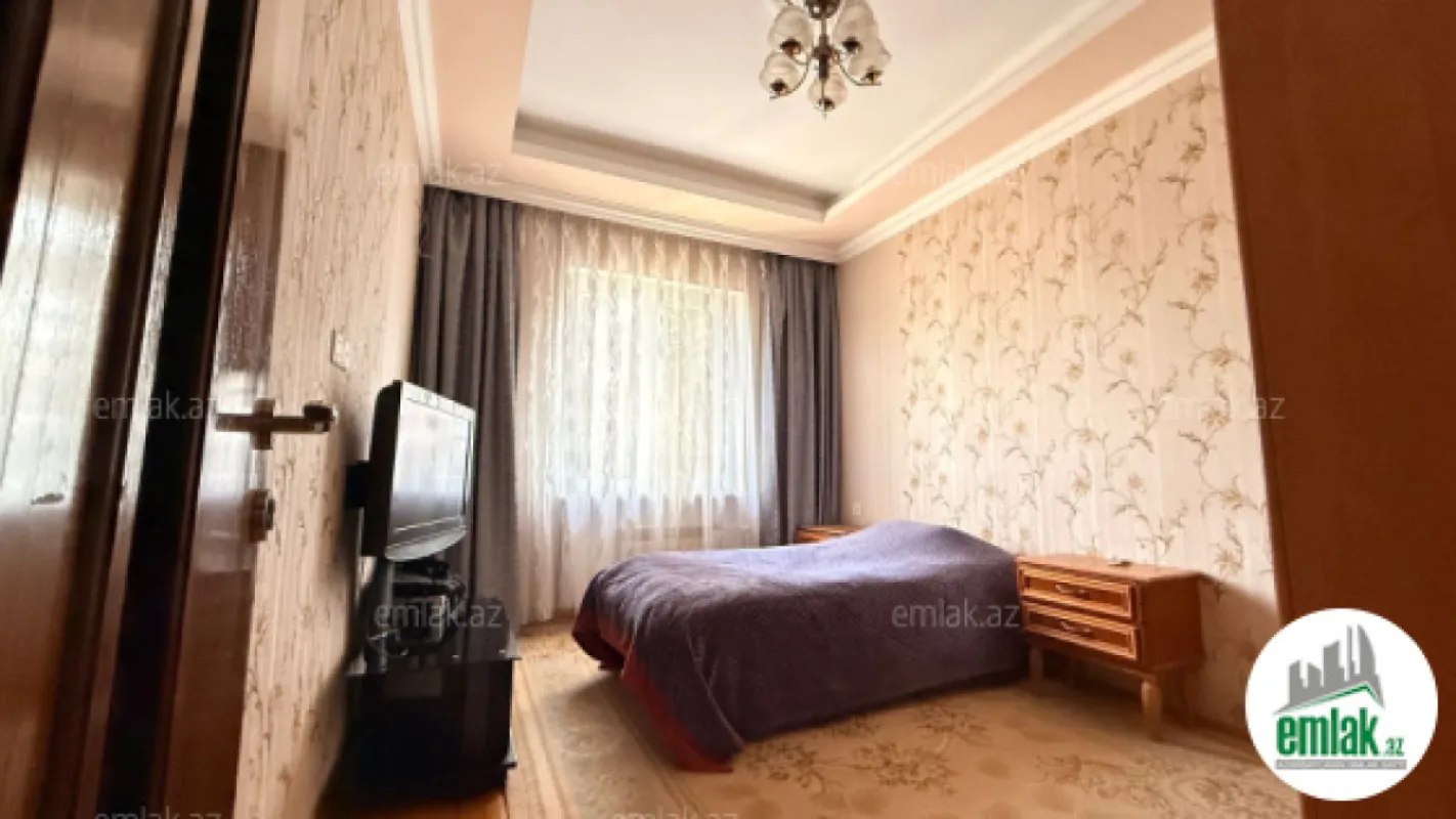 Satılır 4 otaqlı köhnə tikili 90 m²