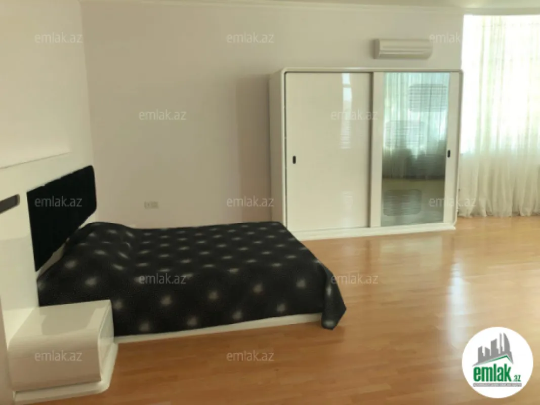 Satılır 10 otaqlı həyət evi 300 m²