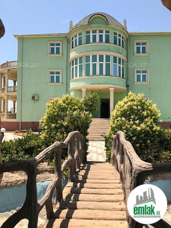 Satılır 10 otaqlı həyət evi 300 m²