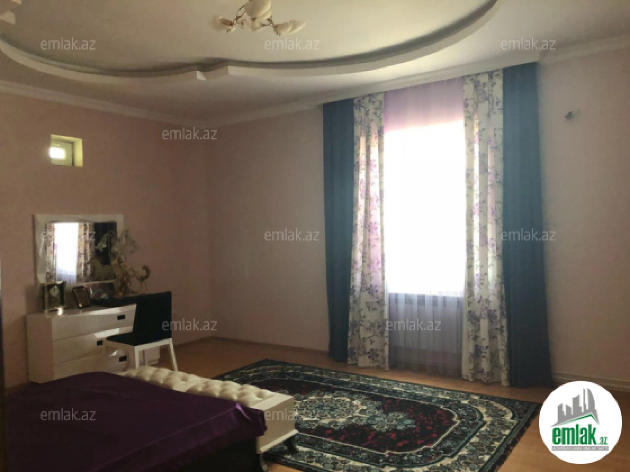 Satılır 10 otaqlı həyət evi 300 m²