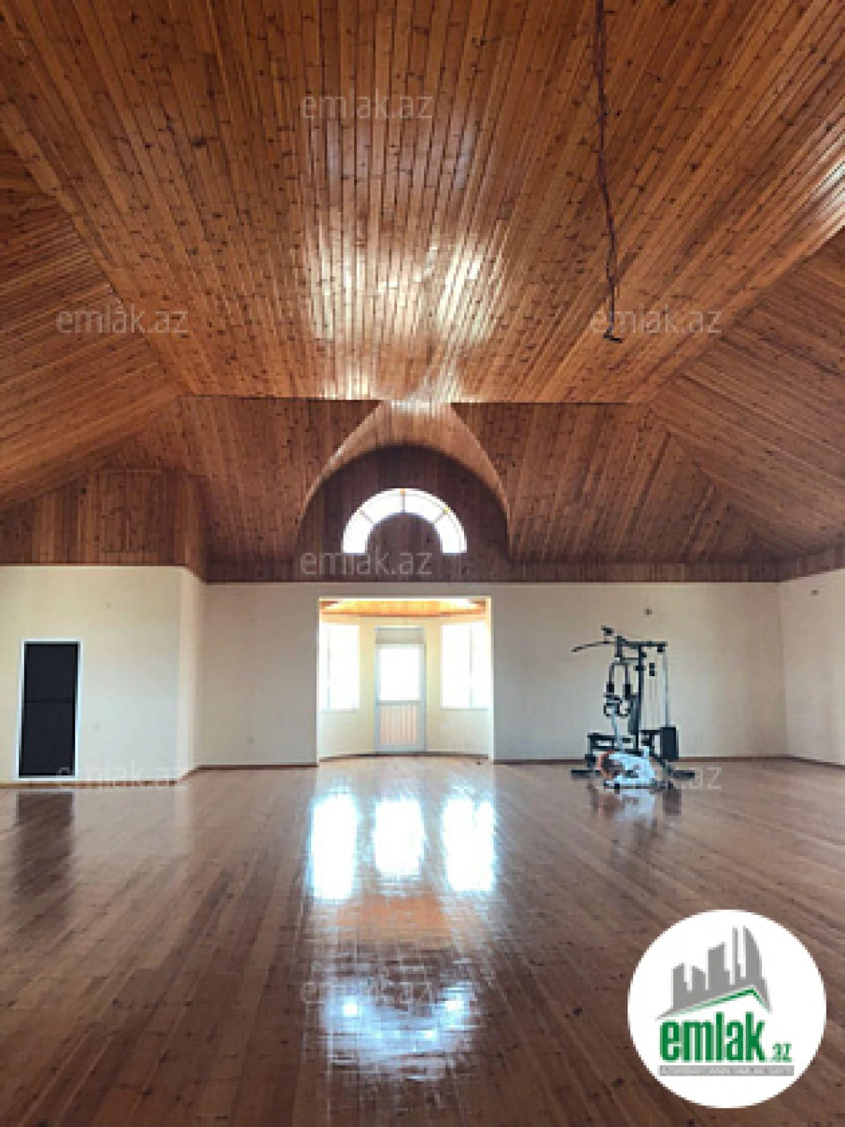 Satılır 10 otaqlı həyət evi 300 m²