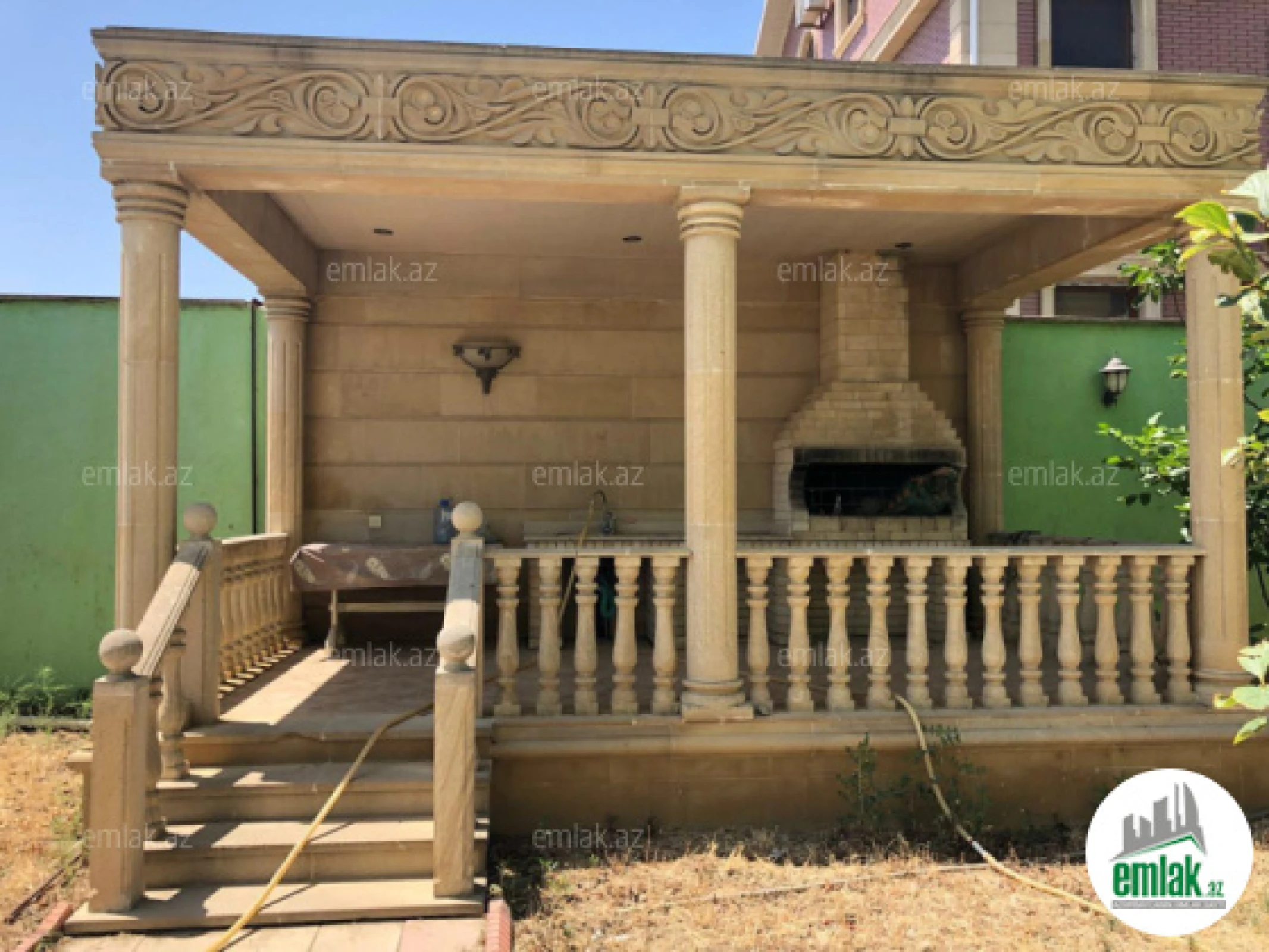 Satılır 10 otaqlı həyət evi 300 m²