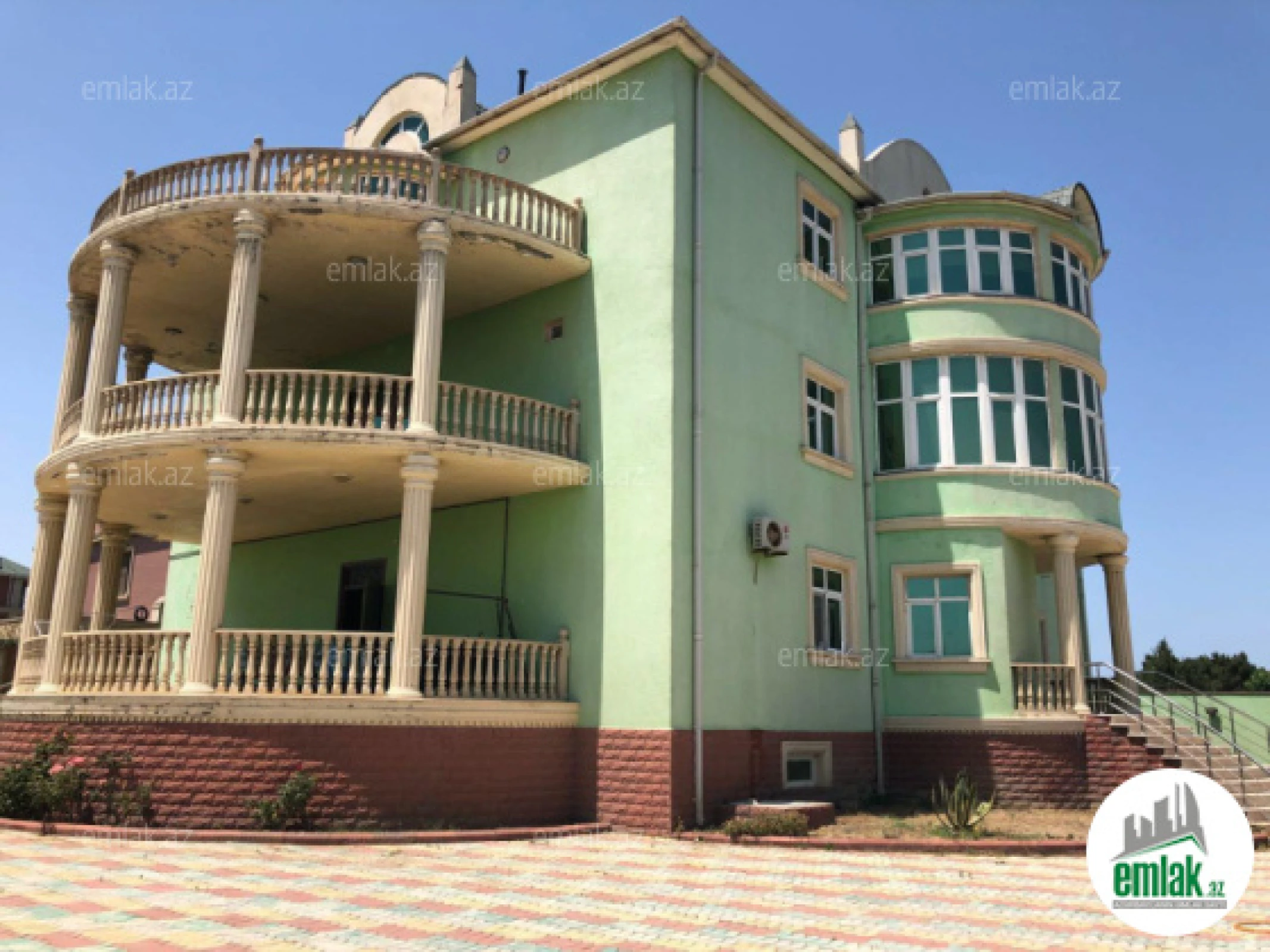 Satılır 10 otaqlı həyət evi 300 m²