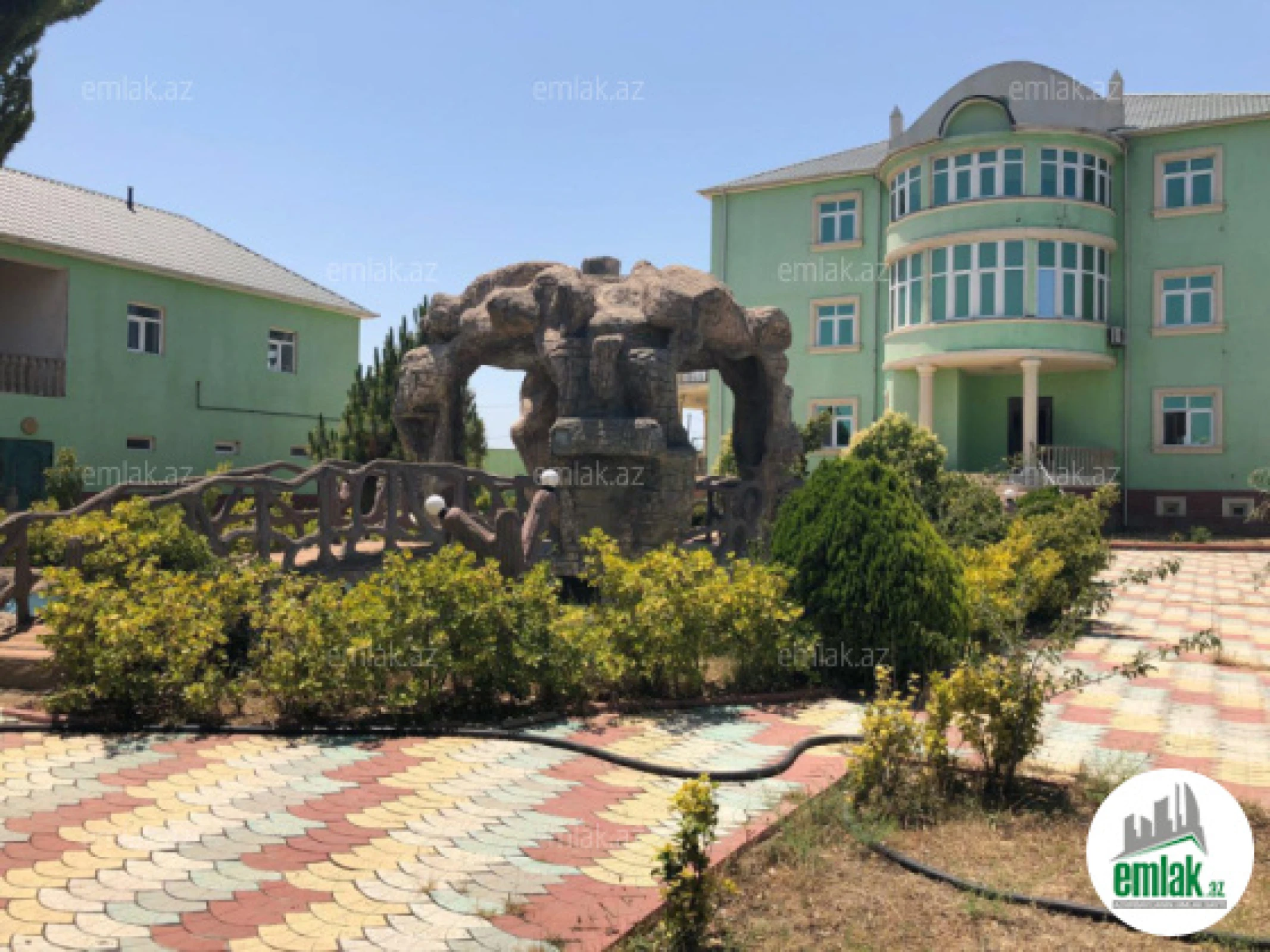 Satılır 10 otaqlı həyət evi 300 m²