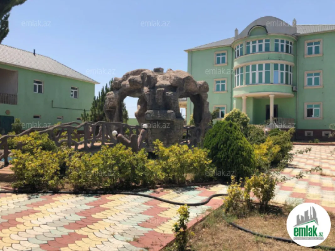 Satılır 10 otaqlı həyət evi 300 m²
