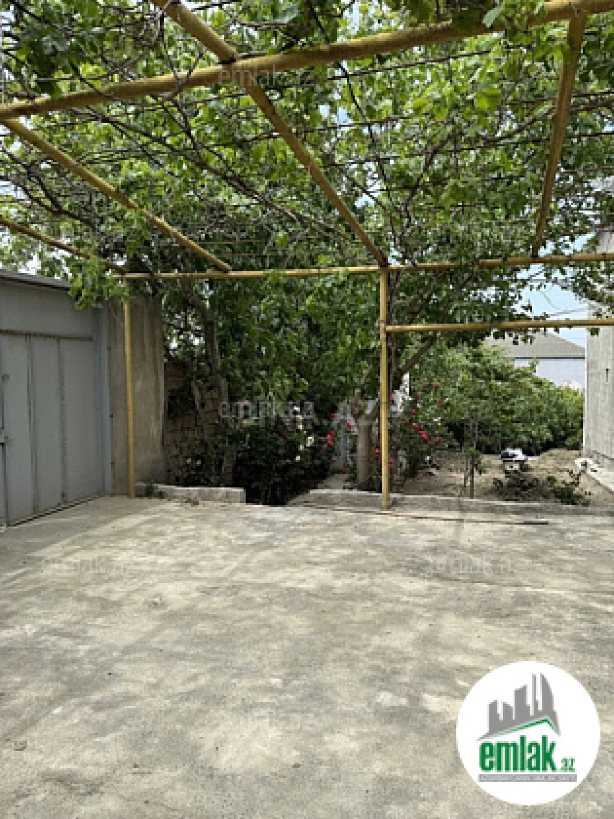 Satılır 8 otaqlı mənzil 400 m²