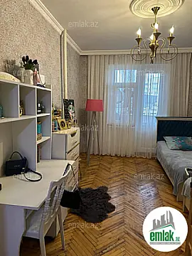 Satılır 4 otaqlı köhnə tikili 110 m²