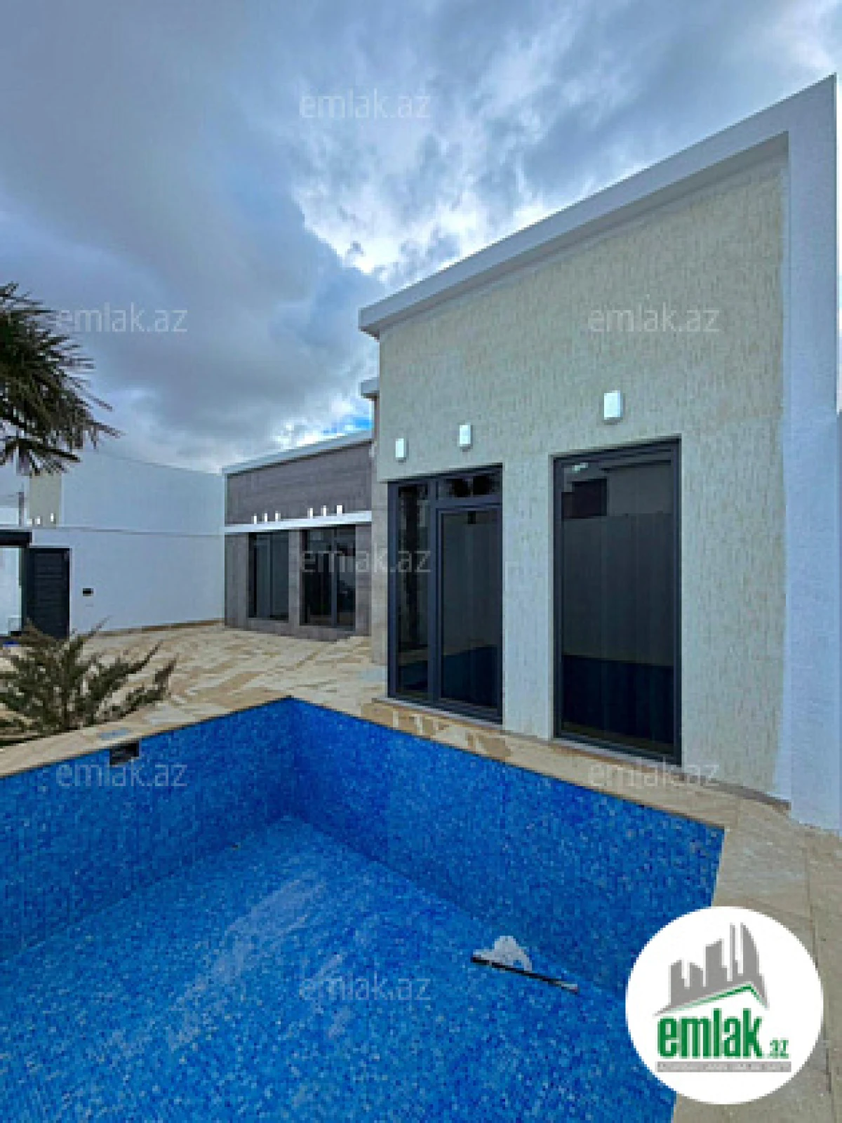 Satılır 4 otaqlı mənzil 140 m²