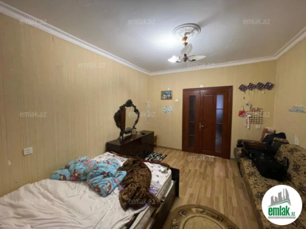 Satılır 4 otaqlı köhnə tikili 105 m²