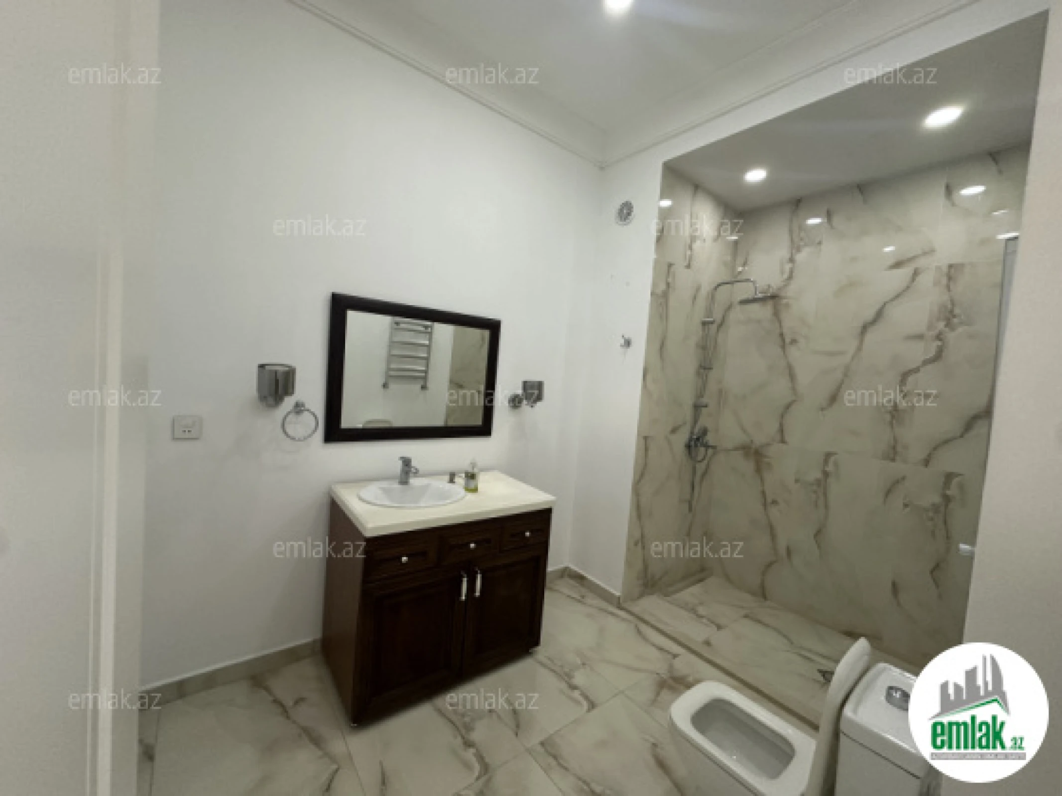 Satılır 6 otaqlı həyət evi 375.6 m²