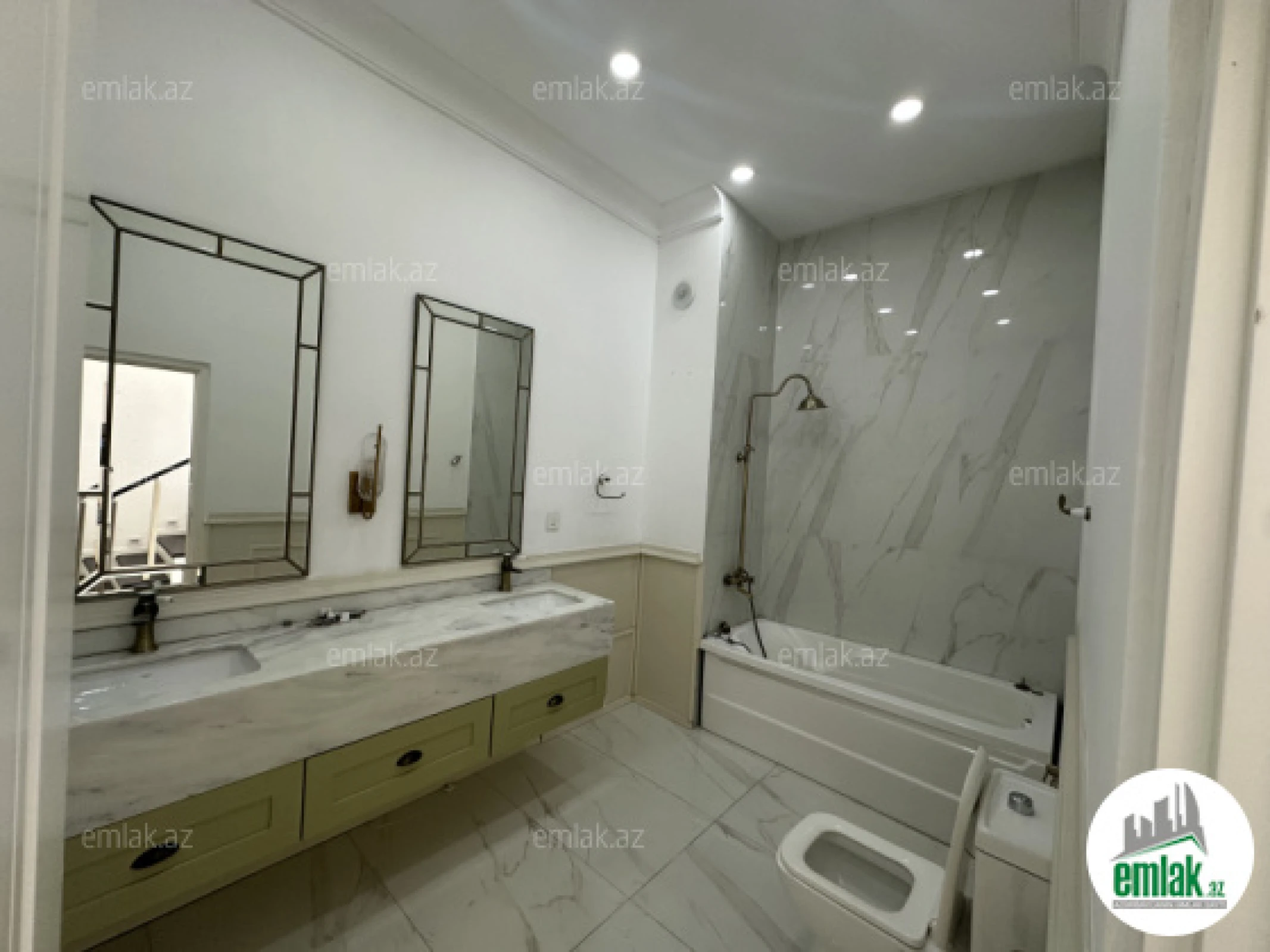 Satılır 6 otaqlı həyət evi 375.6 m²