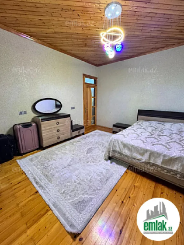 Satılır 5 otaqlı həyət evi 200 m²