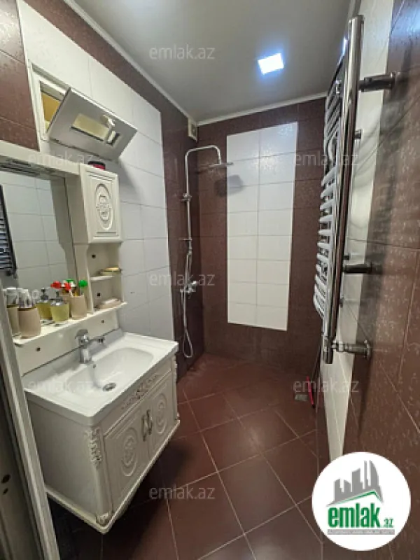 Satılır 4 otaqlı köhnə tikili 100 m²