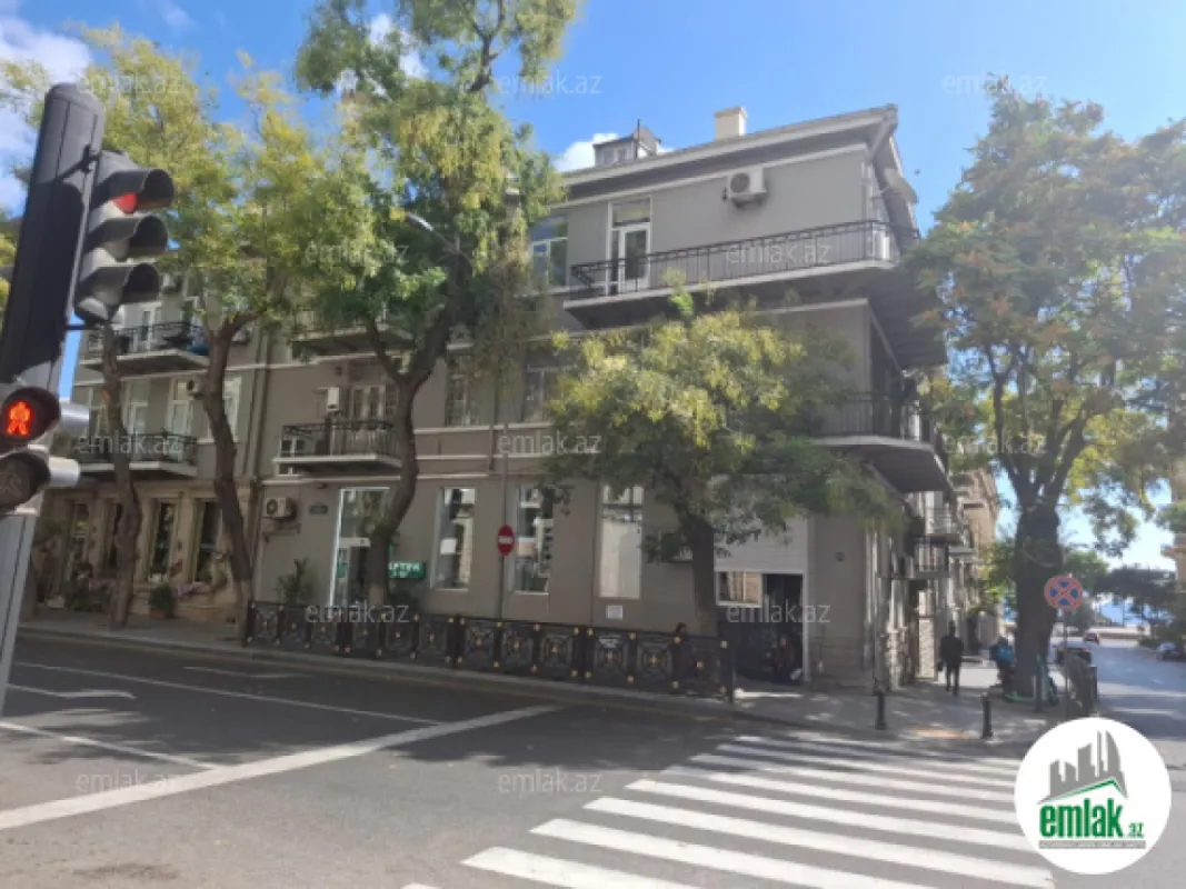 Satılır 6 otaqlı köhnə tikili 200 m²