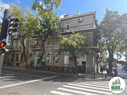 Satılır 6 otaqlı köhnə tikili 200 m²