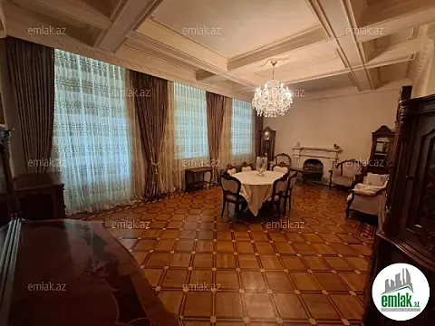 Satılır 6 otaqlı köhnə tikili 200 m²