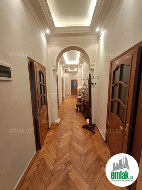 Satılır 6 otaqlı köhnə tikili 200 m²