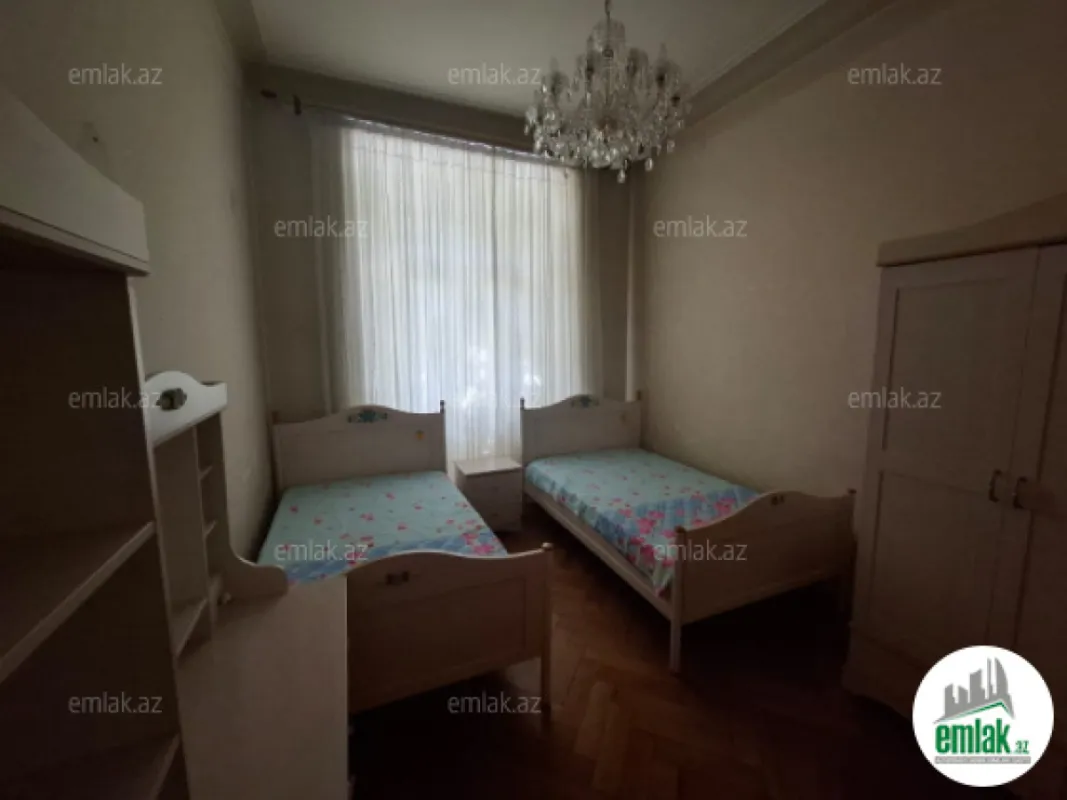 Satılır 6 otaqlı köhnə tikili 200 m²