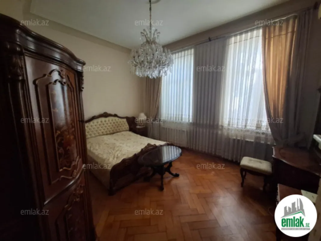 Satılır 6 otaqlı köhnə tikili 200 m²