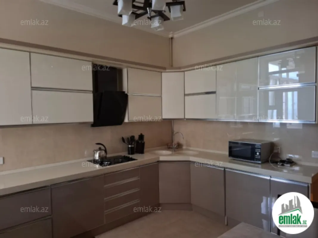 Satılır 6 otaqlı köhnə tikili 200 m²