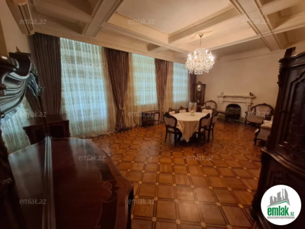 Satılır 6 otaqlı köhnə tikili 200 m²