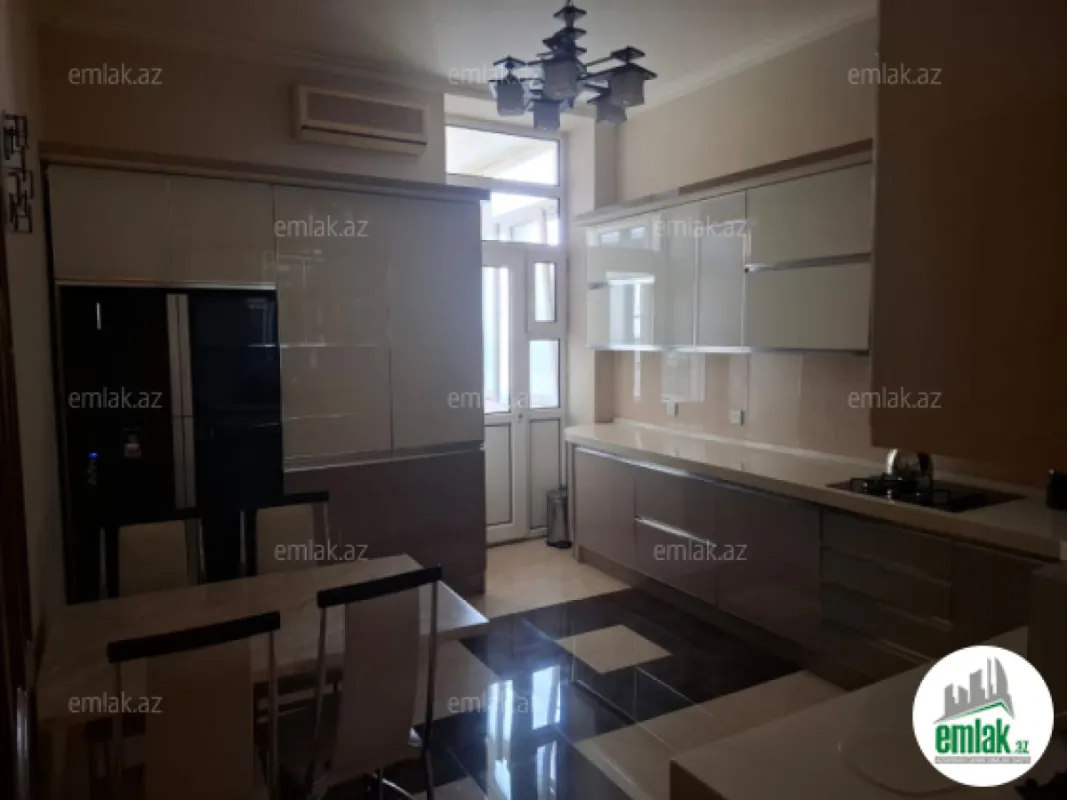 Satılır 6 otaqlı köhnə tikili 200 m²