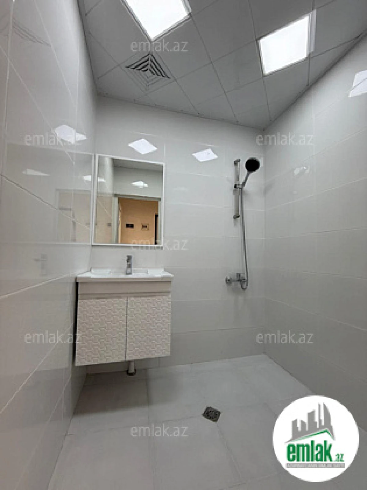 Satılır 2 otaqlı köhnə tikili 65 m²