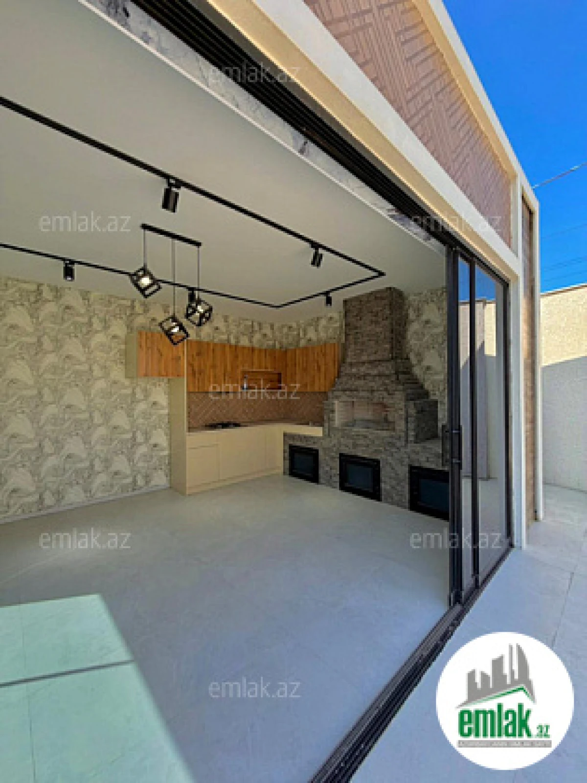 Satılır 5 otaqlı mənzil 220 m²