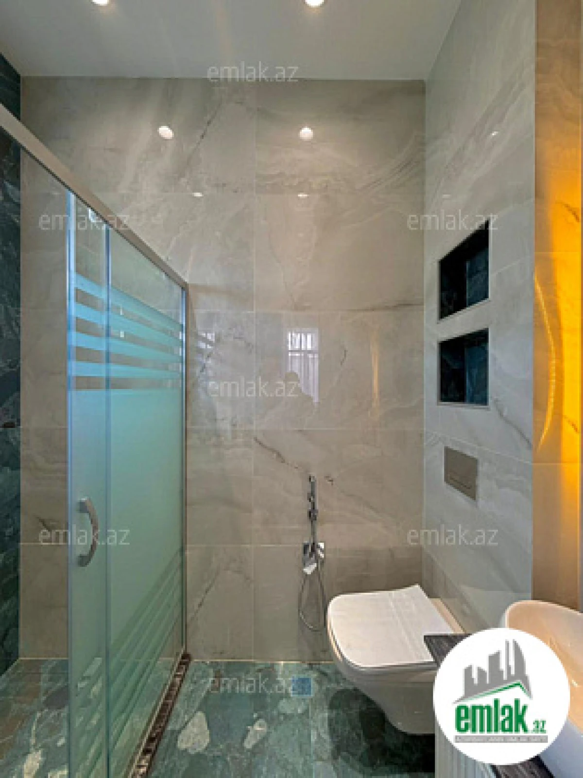 Satılır 5 otaqlı mənzil 220 m²