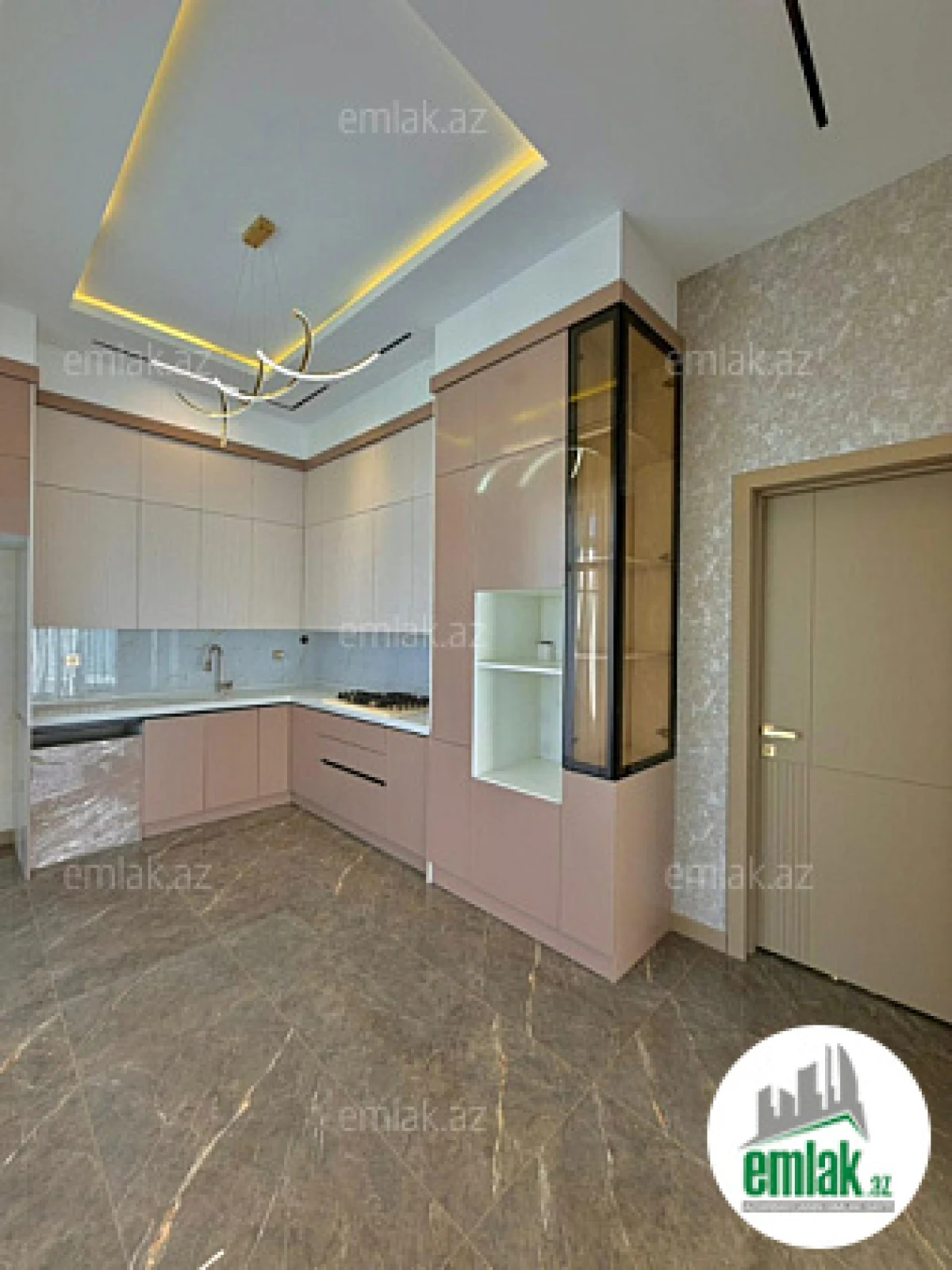 Satılır 5 otaqlı mənzil 220 m²