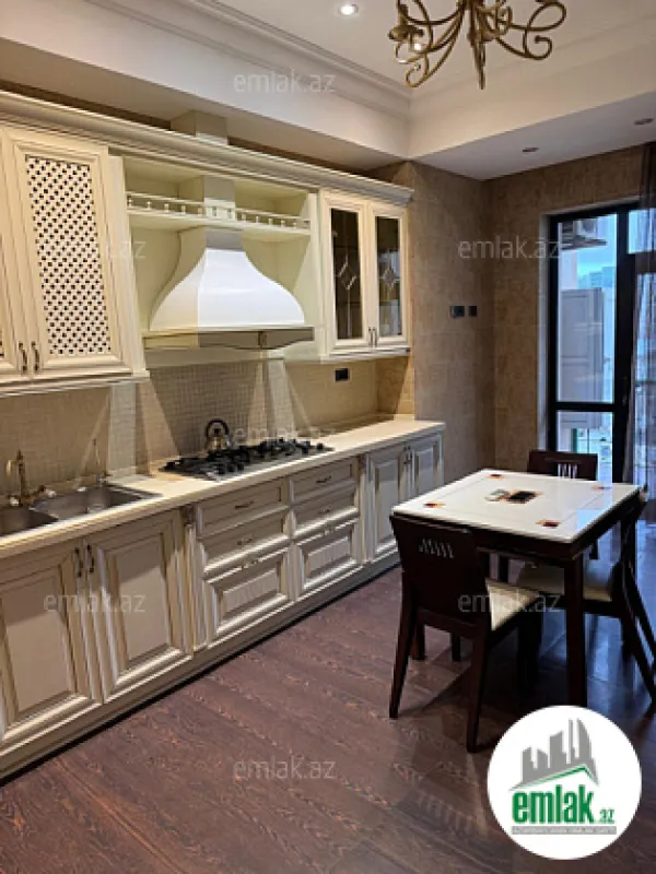 Satılır 4 otaqlı yeni tikili 200 m²