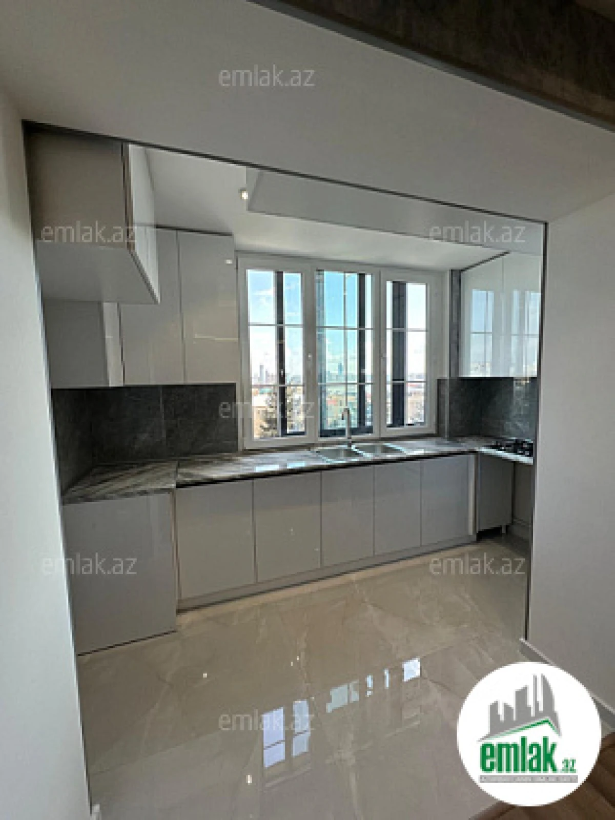 Satılır 2 otaqlı köhnə tikili 75 m²