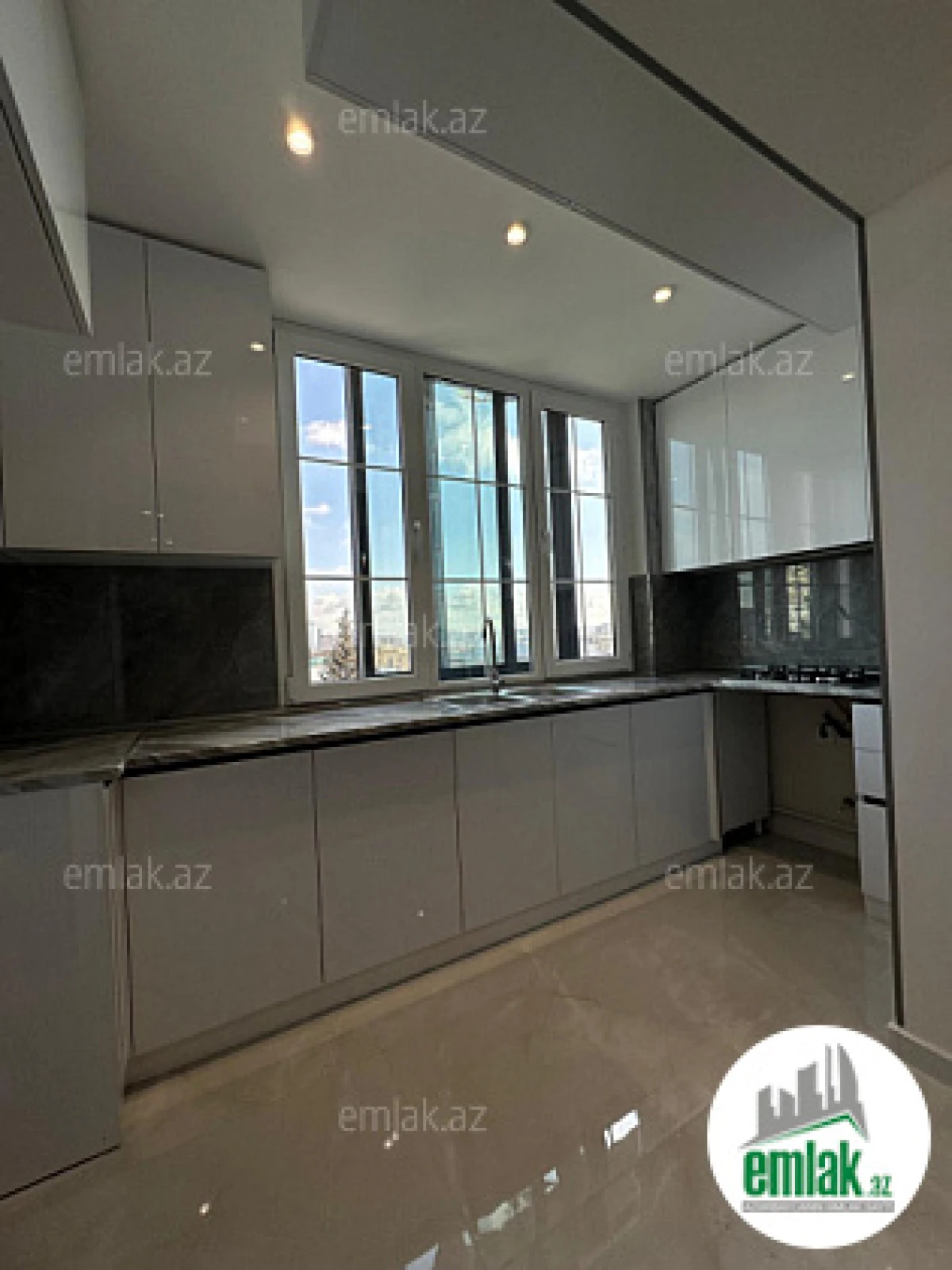 Satılır 2 otaqlı köhnə tikili 75 m²