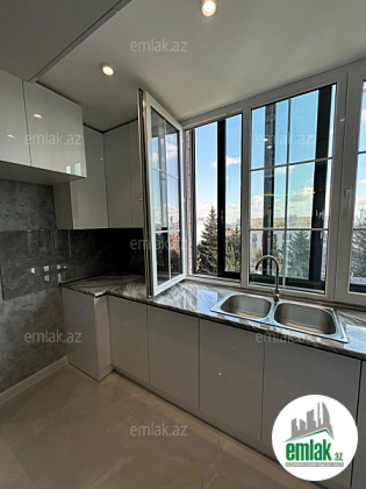 Satılır 2 otaqlı köhnə tikili 75 m²