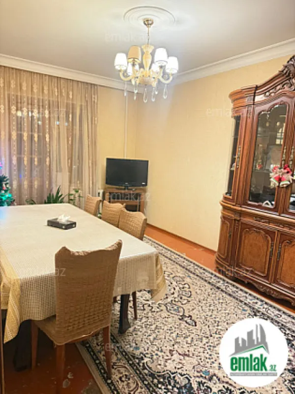 Satılır 4 otaqlı köhnə tikili 110 m²