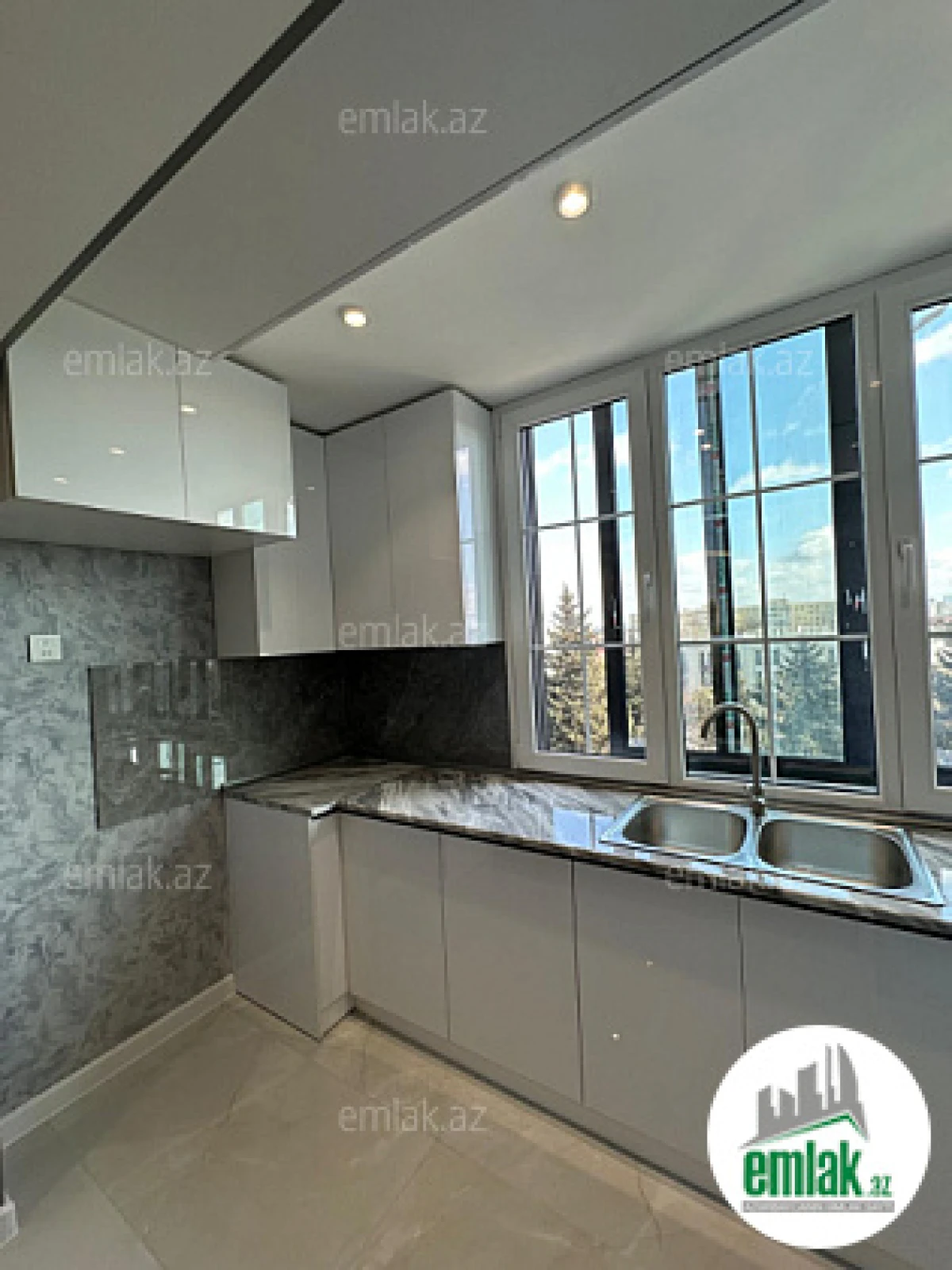 Satılır 2 otaqlı köhnə tikili 67 m²