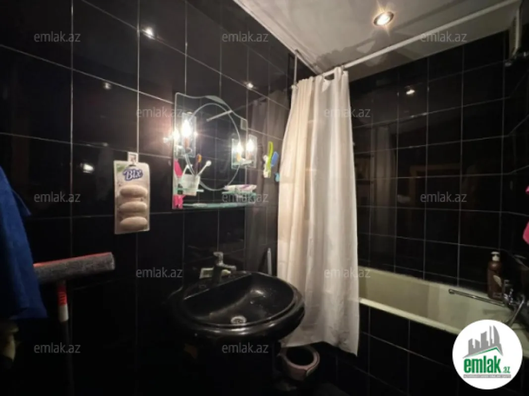 Satılır 4 otaqlı köhnə tikili 110 m²