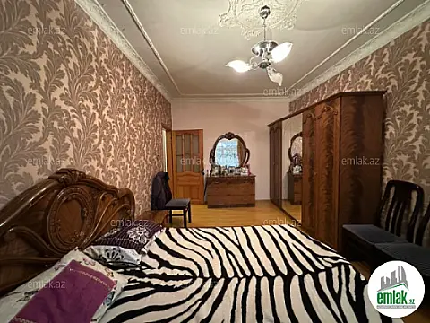 Satılır 4 otaqlı köhnə tikili 110 m²