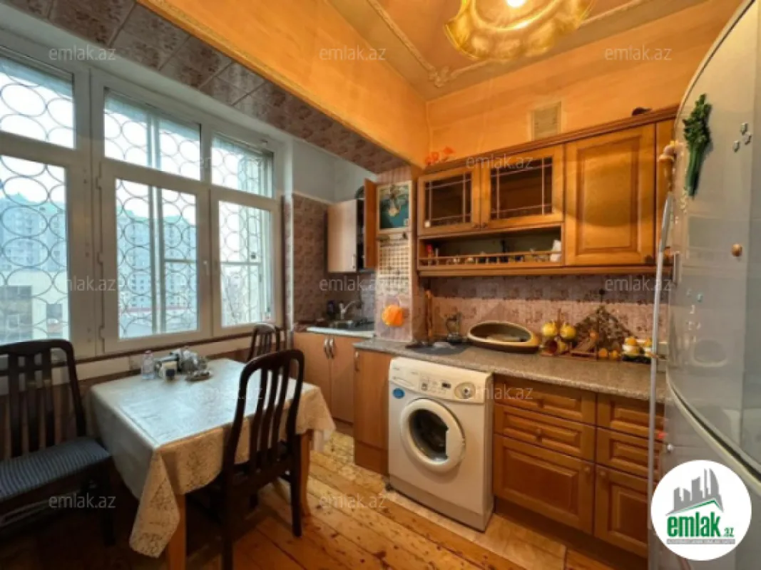 Satılır 4 otaqlı köhnə tikili 110 m²