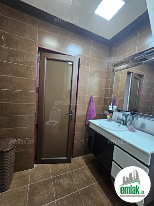 Satılır 4 otaqlı köhnə tikili 110 m²