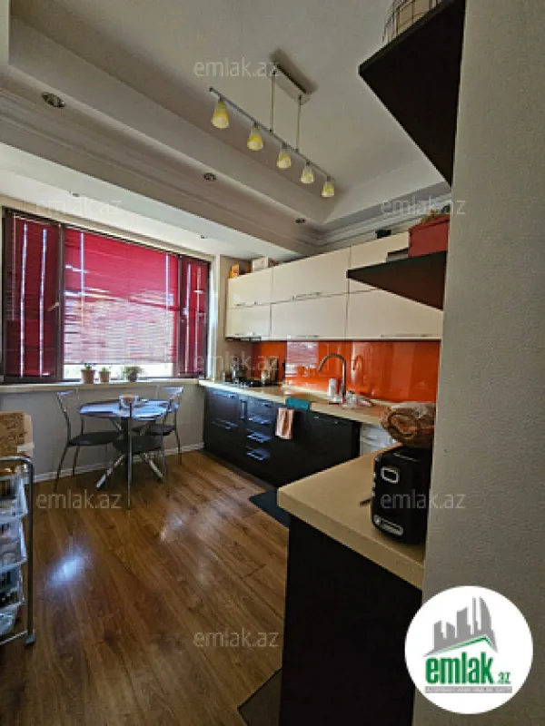 Satılır 4 otaqlı köhnə tikili 110 m²