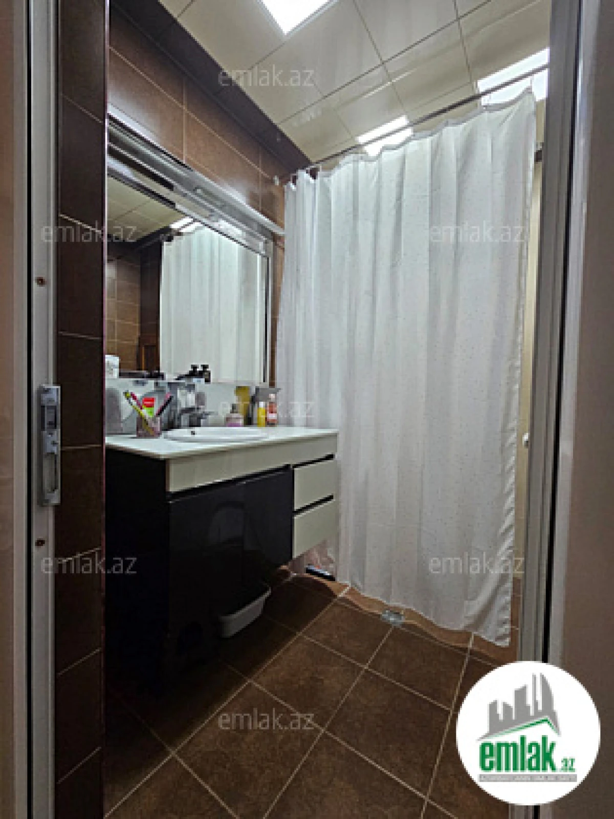 Satılır 4 otaqlı köhnə tikili 110 m²