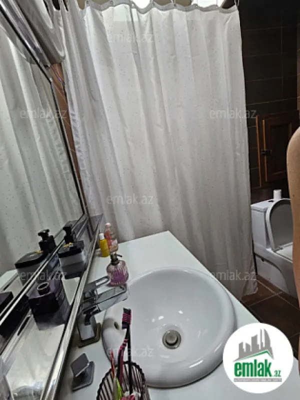 Satılır 4 otaqlı köhnə tikili 110 m²