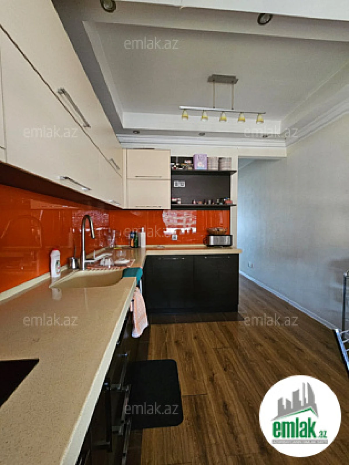 Satılır 4 otaqlı köhnə tikili 110 m²