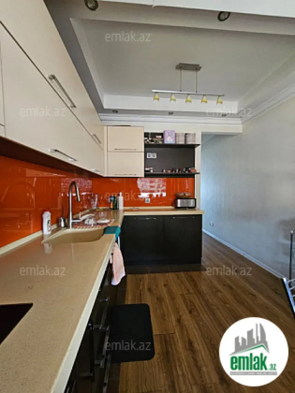 Satılır 4 otaqlı köhnə tikili 110 m²